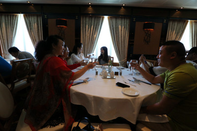 盛世公主-一路欢歌笑语 正餐服务