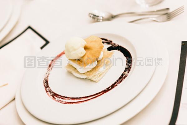 婚礼菜单中的主菜 正餐服务的精心设计与文化意义